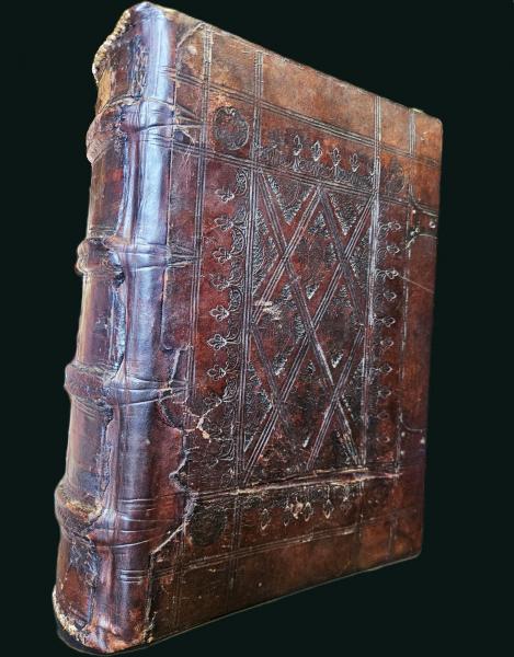 Gerestaureerd leer op rug en houten voorplat © Bibliotheek Grootseminarie