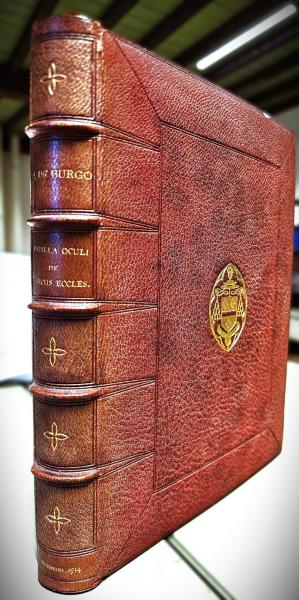 Rug en voorplat met ribben, rood marrocain leder en blindstempeling © Bibliotheek Grootseminarie