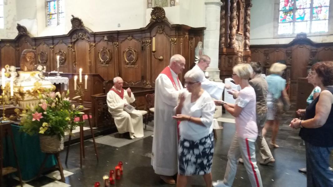 Een stemmige eucharistieviering in de kerk van Hemelveerdegem © (c) Robin De Prez