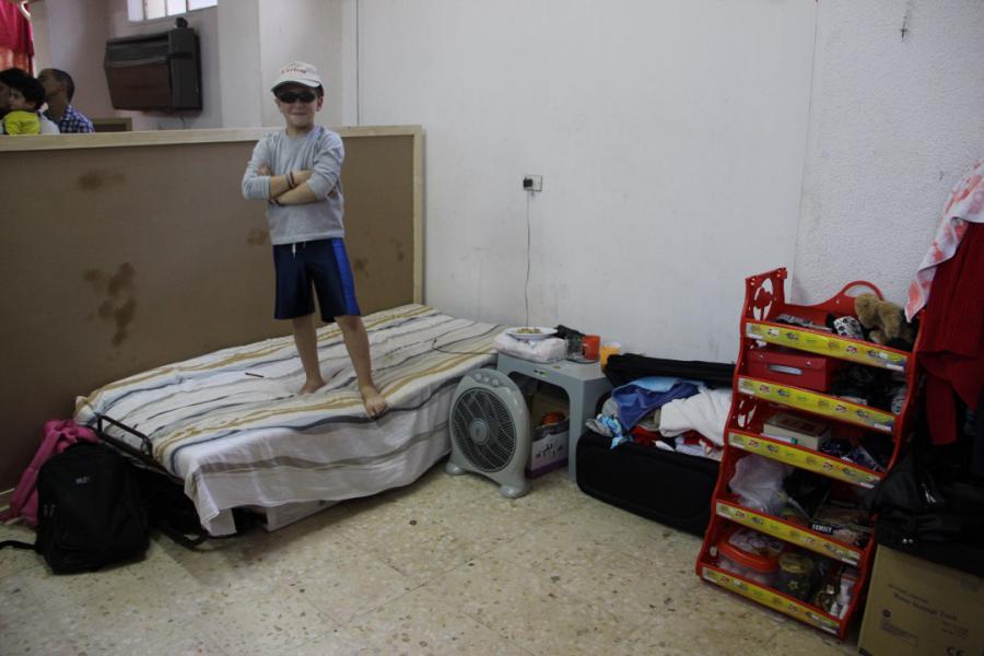 Ontspanning in het shelter in Zarqa: poseren met een Caritaspet.