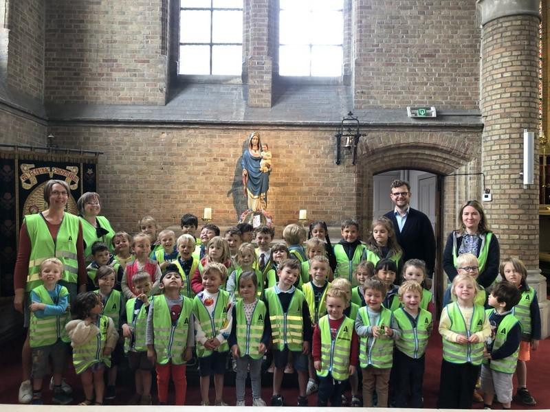 Tijdens de meimaand brengen de kleuters van de scholen in Lombardsijde, Westende en Middelkerke een bezoek aan de kerk en brengen ze hulde aan Maria. Op de foto de kleuters van de Sint-Lutgardisschool.  © -