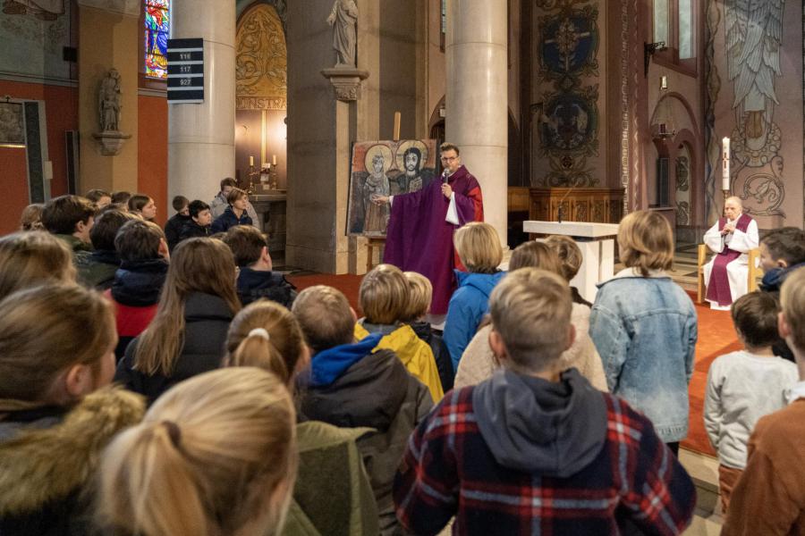 In de gezinsviering ter gelegenheid van het feest van Sint-Andreas waren er veel kinderen en jongeren aanwezig. Bij de vriendschapsicoon stonden ze samen met pastoor Bart stil bij de opdracht om leerling van Jezus te worden. © -