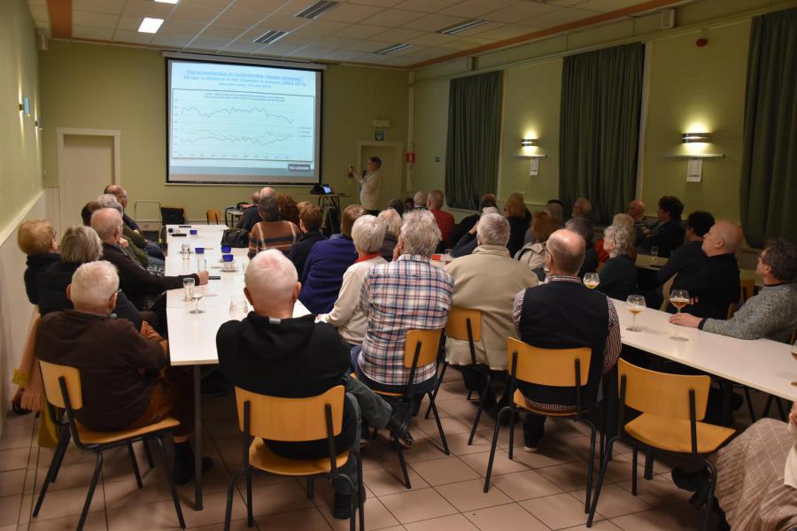 Een volle aandachtige zaal  © Luc. 