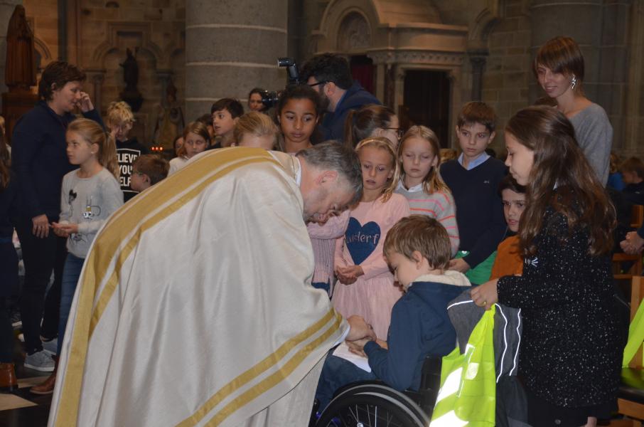 De kinderen kregen op het einde van gebedsviering een presentje van de bisschoppen van de EU © Hellen Mardaga