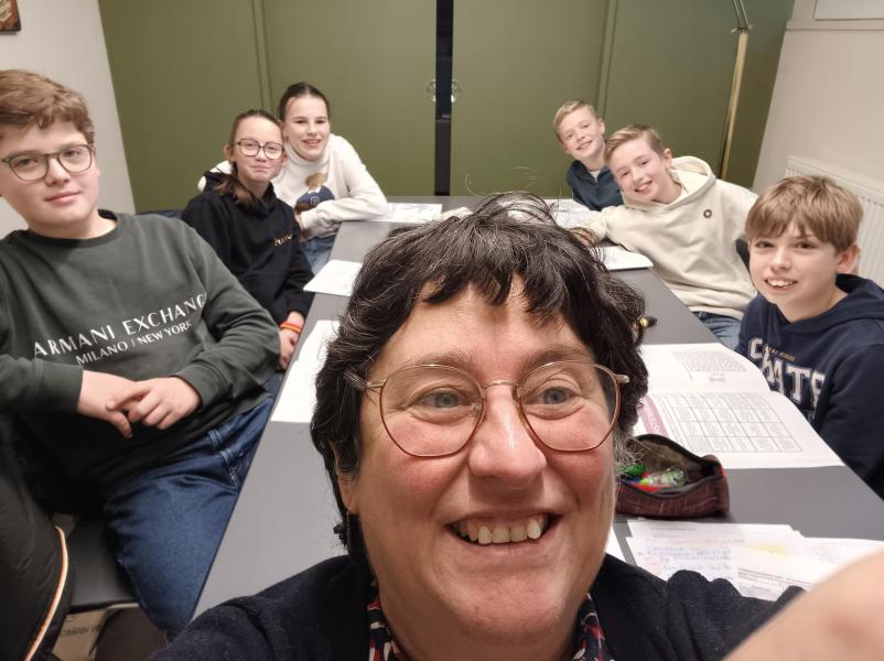 Een "groepie" met catechiste Lieve © Lieve Deroo