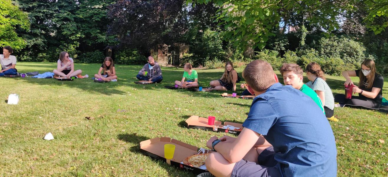 Pizza eten op een veilige afstand: geen probleem! 