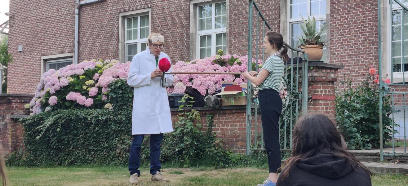 Marc Van Ranst, of toch een verre neef, kondigt de lockdown aan. 