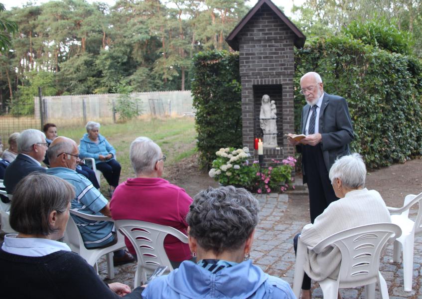 Foto's aan kapelletje in Meulemanslaan en Hondseinde © HT