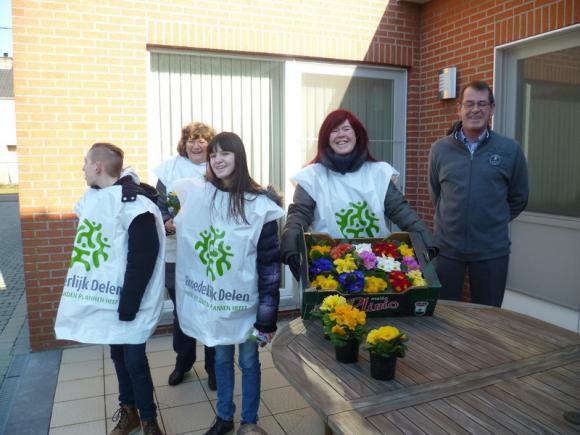 Bloemenverkoop door de vormelingen ten voordele van Broederlijk Delen 