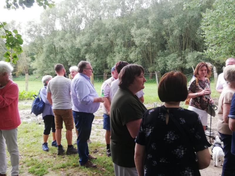 Na de viering was er een gezellige babbel met een drankje. © Marina Schoukens