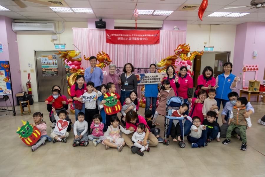 Lieve Franssens in het dagcentrum voor kinderen 'met tragere vleugels' in Huwei. 