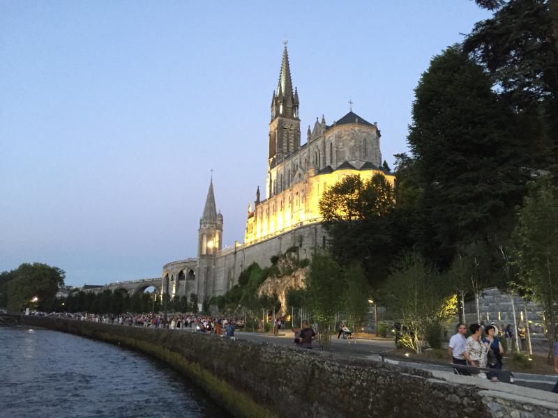 Wat een prachtig beeld in Lourdes. 