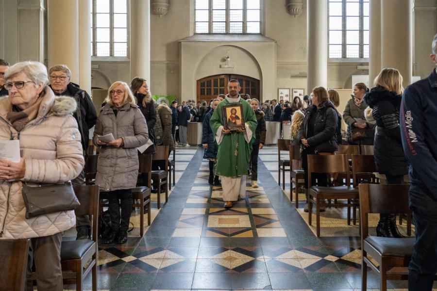 Kruisjesoplegging vormelingen 2023 © P.E. Sint-Andreas Middelkerke