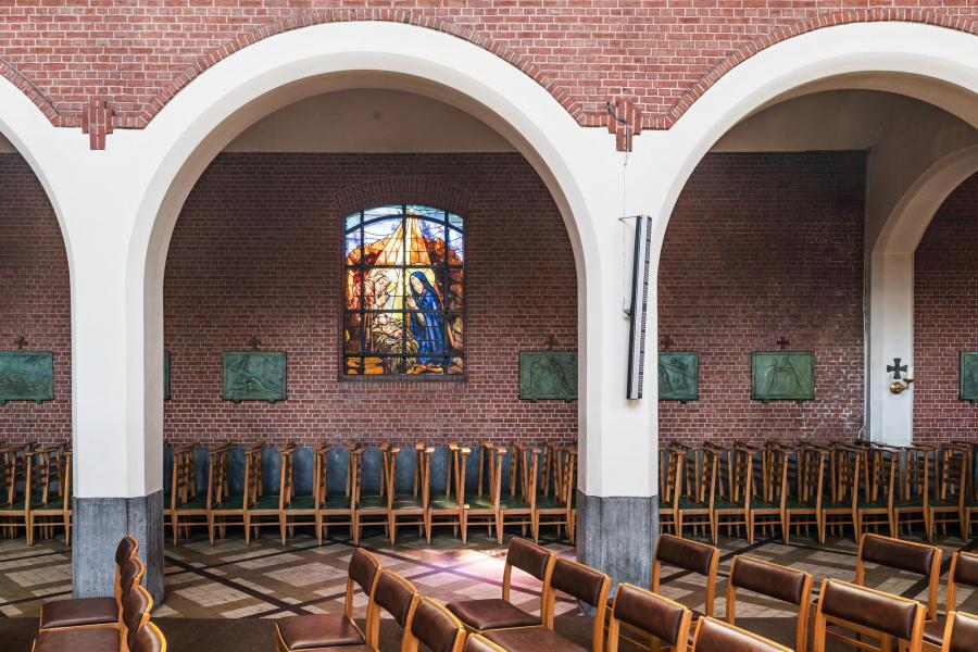 glasramen van Alfons Annys uit 1937 en kruisweg van Frans Jochems © Jochen Verghote – LUCID