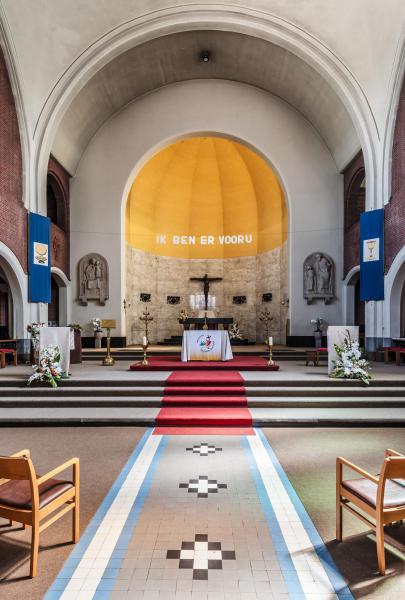OLV Middelares hoogkoor - tegen de apsis in de relingen smeedwerk van Alberic Plettinck - basreliëfs en kruis van Frans Jochems © Jochen Verghote – LUCID