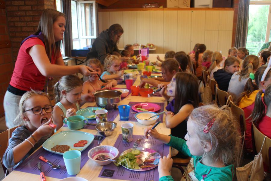 Het eten op kamp is altijd lekkerder dan thuis. Hoe zou dat komen? 