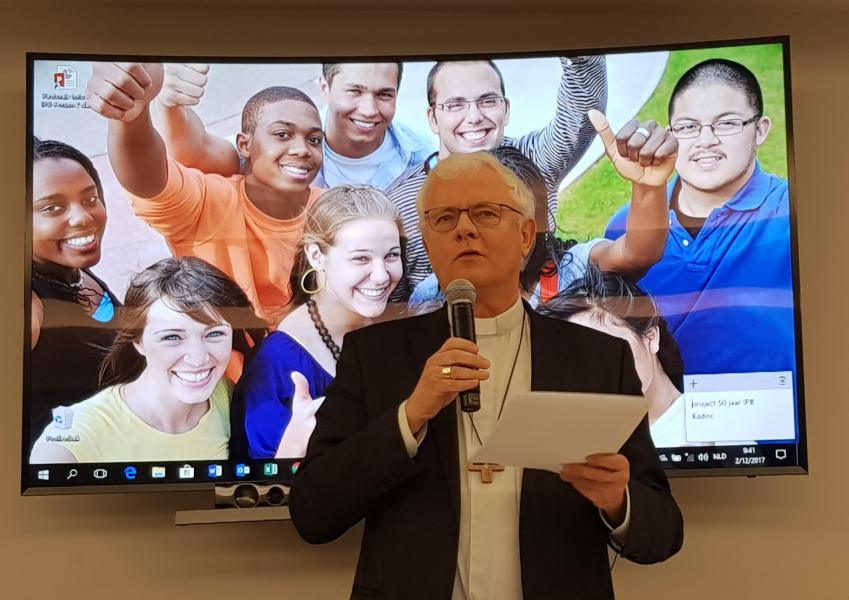 Mgr. Patrick Hoogmartens lichtte de conclusies van de enquête voor de Jongerensynode toe op het forum van het IPB © IPID