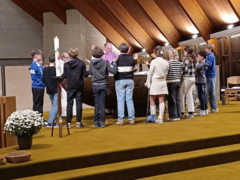 Samen bidden rond de tafel van de Heer © Sabine Christiaens