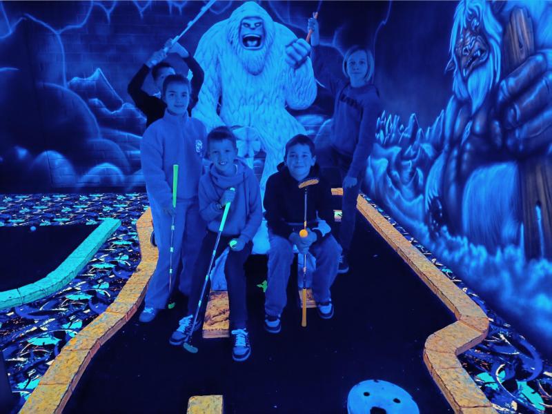 Glowgolf met de misdienaars © Sabine Christiaens