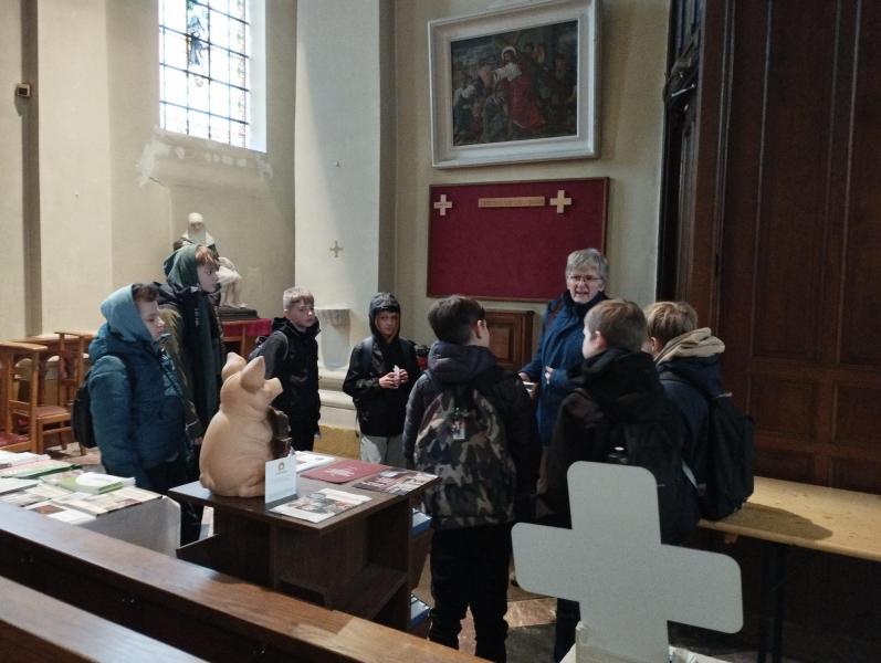 Chris spreekt ons toe bij het vertrek in de kerk van Wolfsdonk 