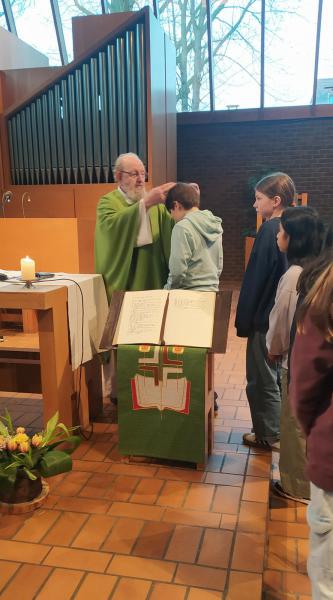 voorganger Jacky Caroen legde de kruisjes op in De Verrezen Heer © Luc Vanlaerhoven