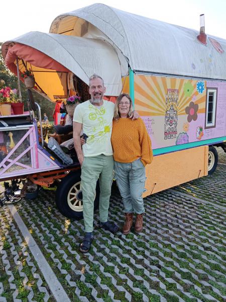 Paul en Patricia met de roulotte 