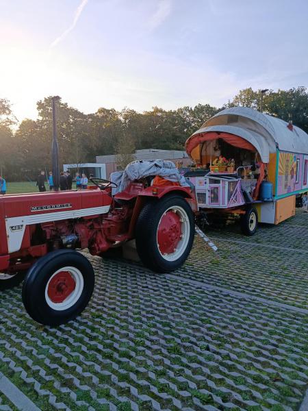 De roulotte met tractor 