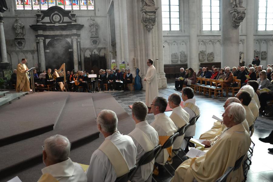 Zondag werd in de Sint-Romboutskathedraal de Mechelse bedrijfsjurist Kris Somers tot diaken gewijd © Jeroen Moens