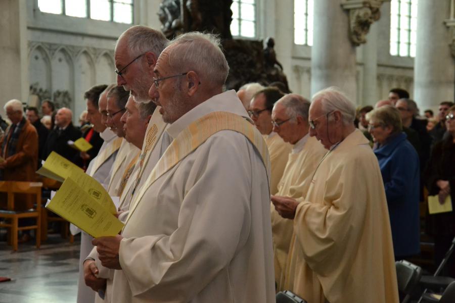 Diakens, priesters en sympathisanten tijdens de diakewijding van Kris Somers in Mechelen © Jeroen Moens