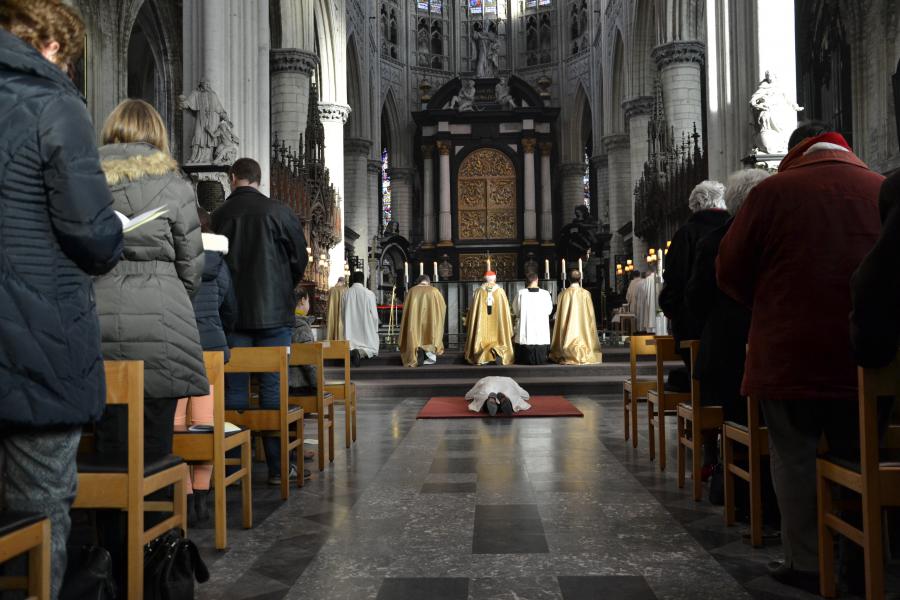 De wijdeling tijdens het bidden van de litanie van alle heiligen © Jeroen Moens