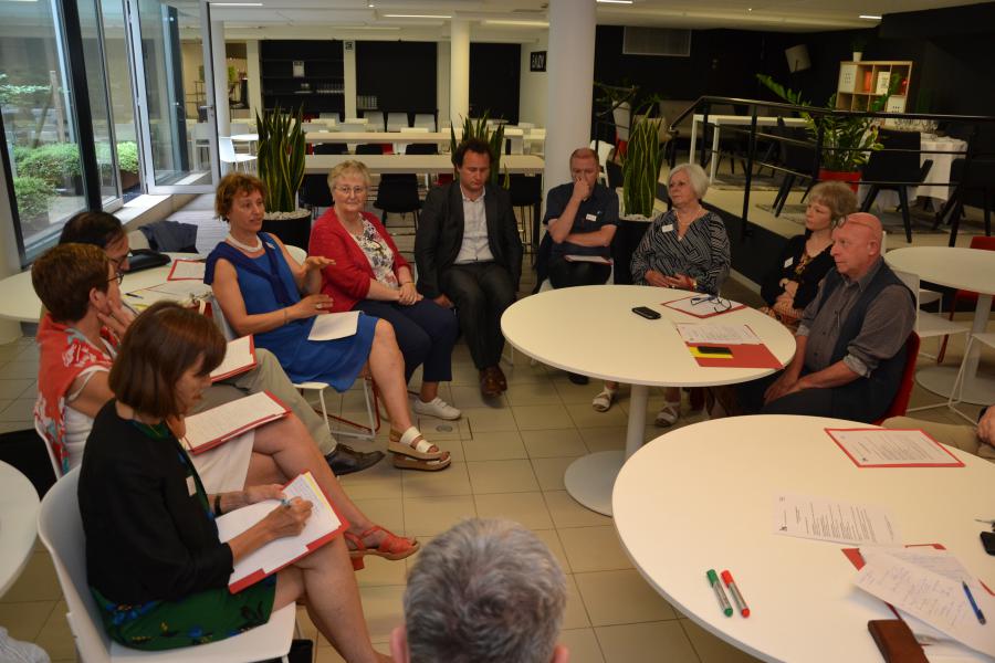 Een van de gespreksgroepen waarin telkens een getuige een korte inleiding gaf vanuit haar ervaring in het veld © Jeroen Moens