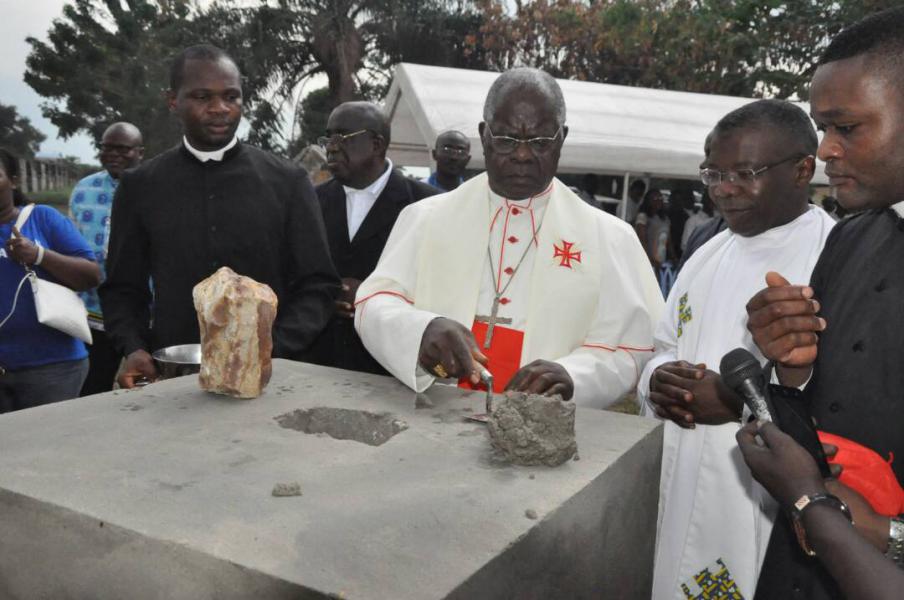Op 4 mei 2018 legde kardinaal Laurent Monsengwo Pasinya de eerste steen van een eigen gebouw voor Radio Maria DR Congo in Kinshasa © CARM Belgique