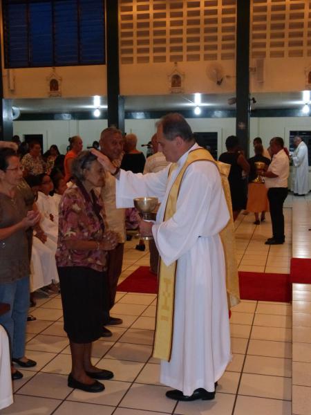 Pater generaal, Milton Zonta, in de zondagse eucharistieviering 