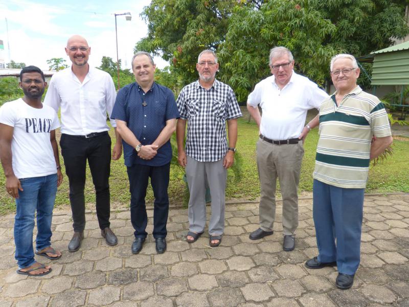 Groepsfoto: Paters Kumar, Stijn, Milton, Jan, Jan, Gerard (van links naar rechts) 