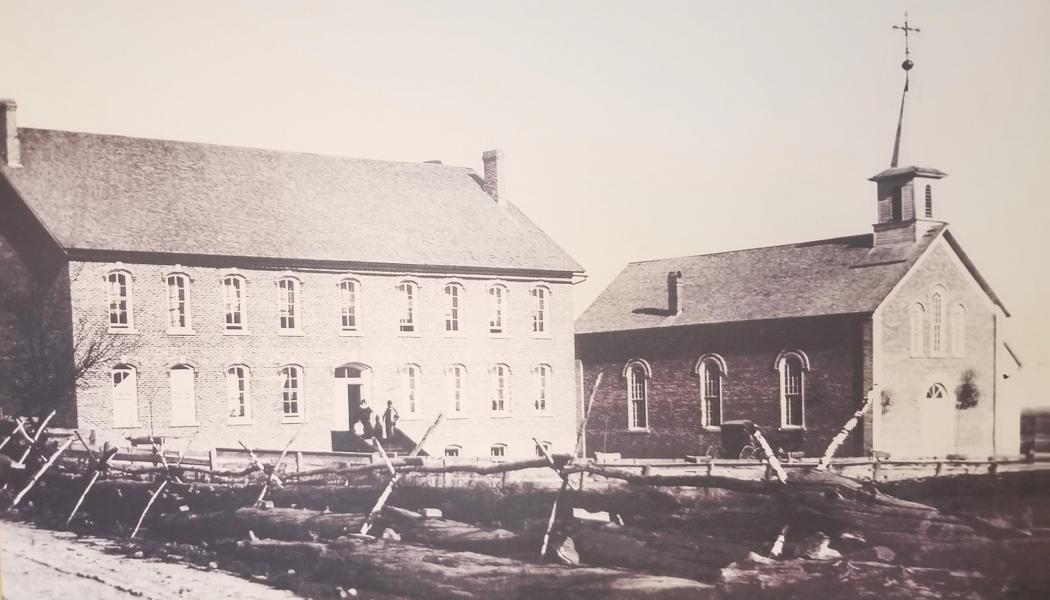 Verschijningskapel en schoolgebouw in de jaren 1880 © Nationaal Heiligdom van Onze Lieve Vrouw van Champion