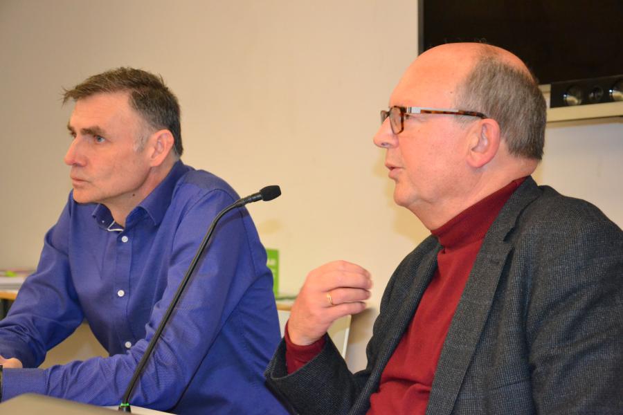Gastsprekers Geert Janssens (links), hoofdeconoom van Ethion, en prof. Johan Verstraeten (KU Leuven)   © Jeroen Moens