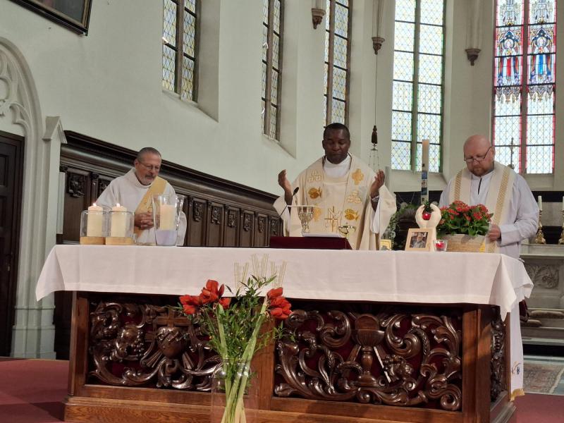 De viering werd voorgegaan door Vicaris-Generaal Emmanuel Ikeobi, priester Ivan Moiseitsiik en diaken Patrick Naulaerts. © PE Oscar Romero