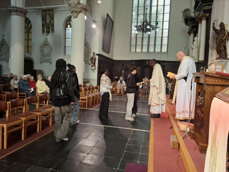 Overhandiging Nieuw testament © PE Oscar Romero