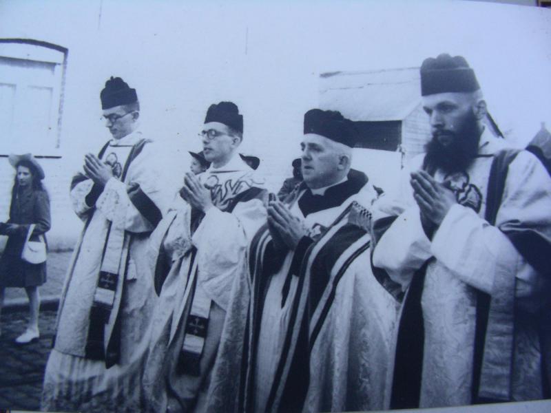 Cyriel Moeyaert bij zijn priesterwijding op 8 april 1945 (tweede van links) 