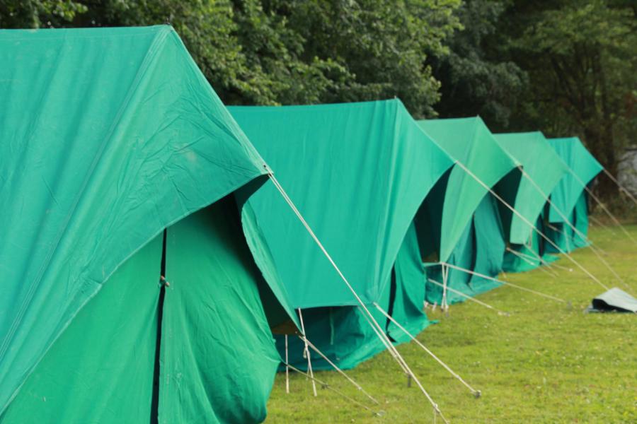 Tijdens het Pluskamp slapen in we in tenten. Voor de jongste deelnemers worden patrouilletenten voorzien. 