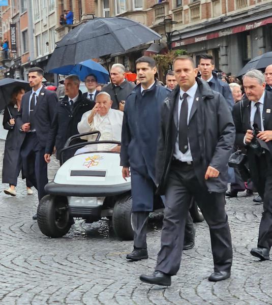 Oogcontact met Paus Franciscus op de Grote Markt, Leuven © Anita Schellekens
