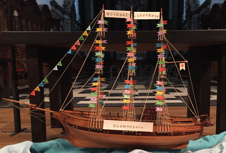 Alle vormelingen gaan als matrozen samen de boot in... Hier zie je de boot van de vormelingen in de Abdijkerk. 