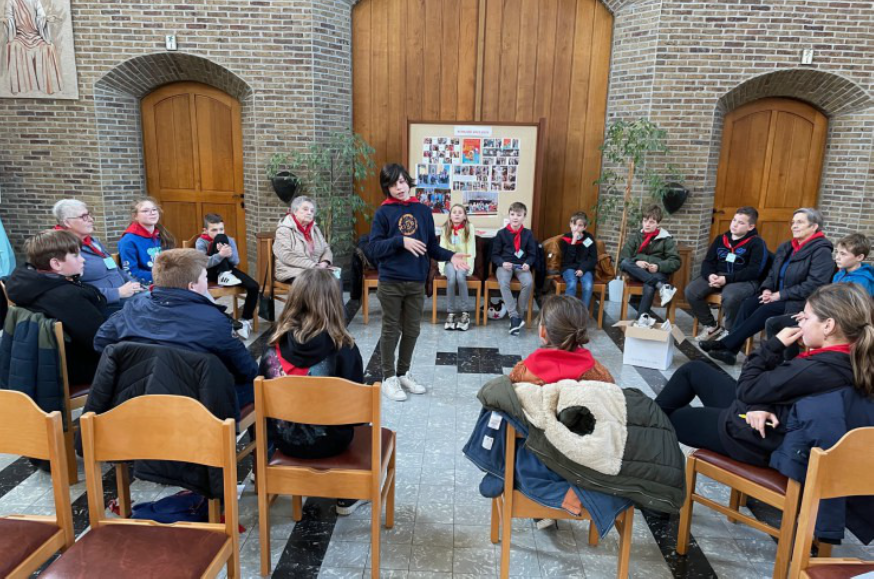 Elke jaar wordt aan de vormelingen catechese gegeven om voor te bereiden op het sacrament - hier één van de activiteiten in de Sint-Jozefkerk. 