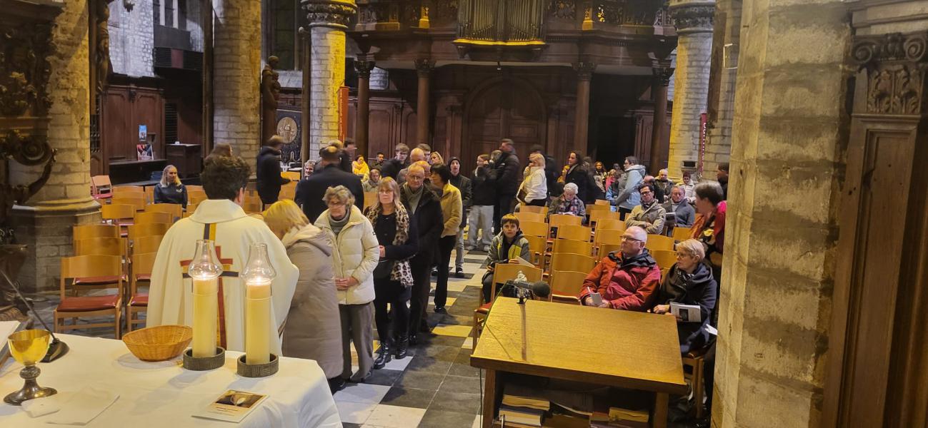 Jong en oud in de middernachtsmis © Marco 