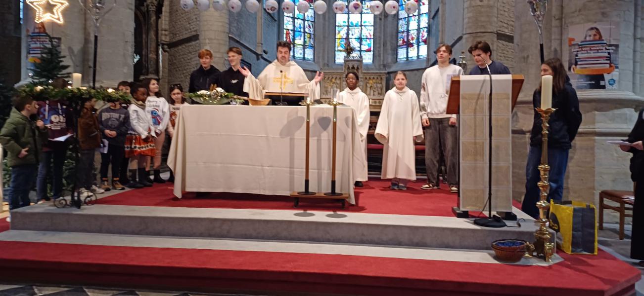 kinderen en jongeren rond het altaar voor de vredewens © Leen 