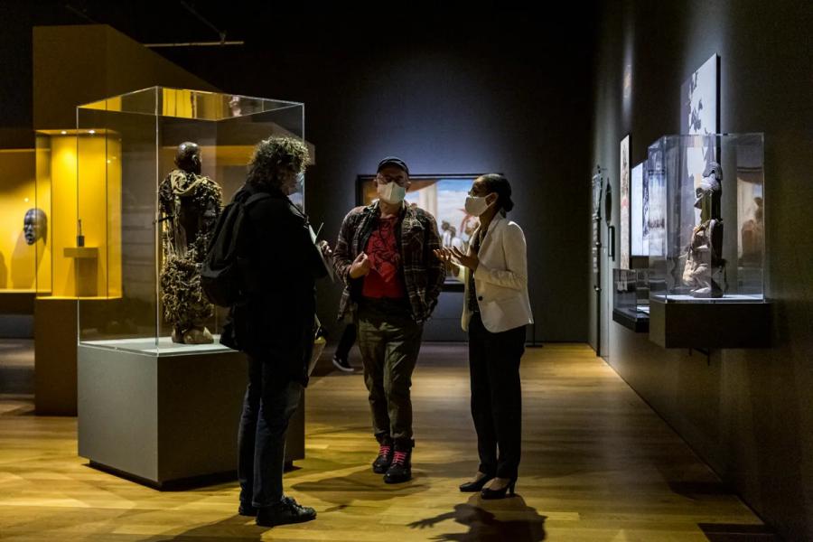 Nadia Nsayi Madjedjo op de tentoonstelling 100 x Congo  © Frederik Beyens