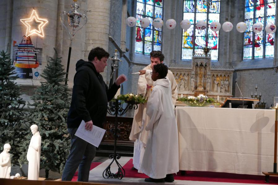 Noach steekt de kaarsen aan @Leen 