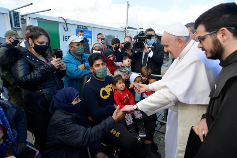 Paus Franciscus in het opvang- en registratiekamp voor vluchtelingen in hoofdstad Mitylene op Lesbos © VaticanNews
