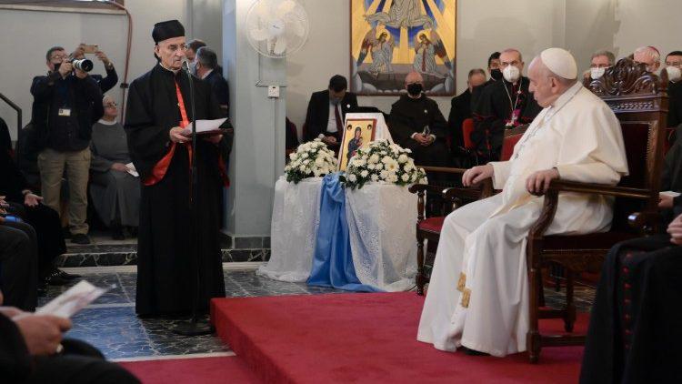 Kardinaal Raï, de maronitische patriarch van Antiochië verwelkomt paus Franciscus in de katholieke kathedraal van Nicosia © VaticanNews