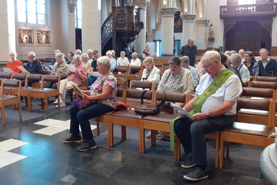 Samen in de kerk om de hymne Pelgrims van hoop te zingen © RB Attent